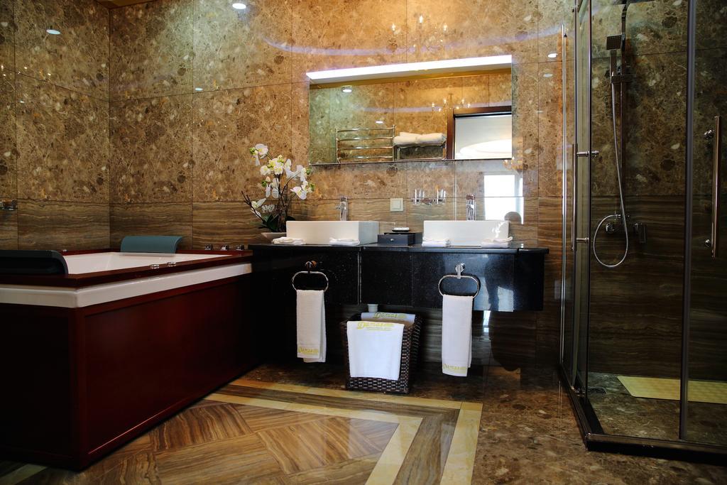Damas International Hotel Bischkek Zimmer foto