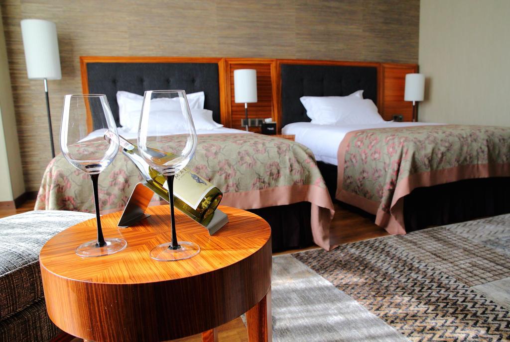 Damas International Hotel Bischkek Zimmer foto