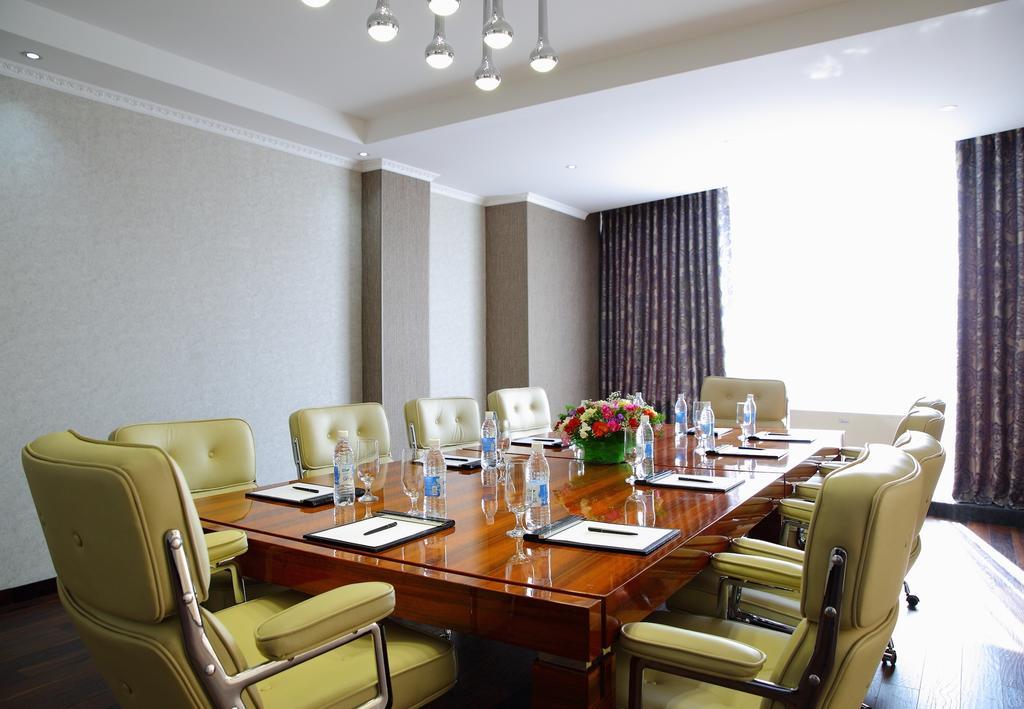 Damas International Hotel Bischkek Zimmer foto