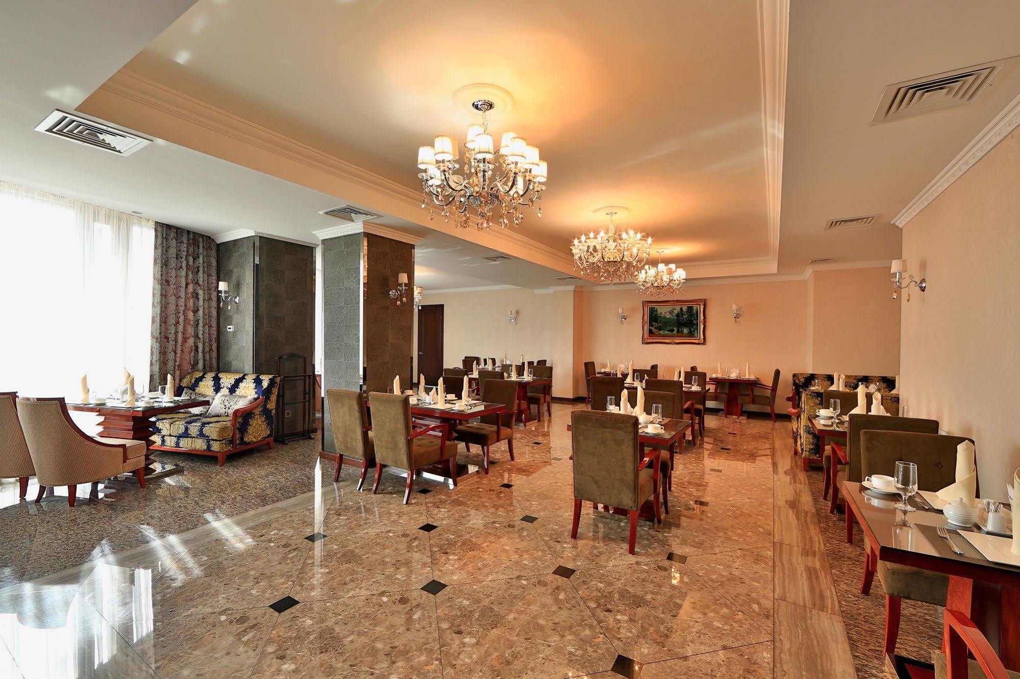 Damas International Hotel Bischkek Exterior foto