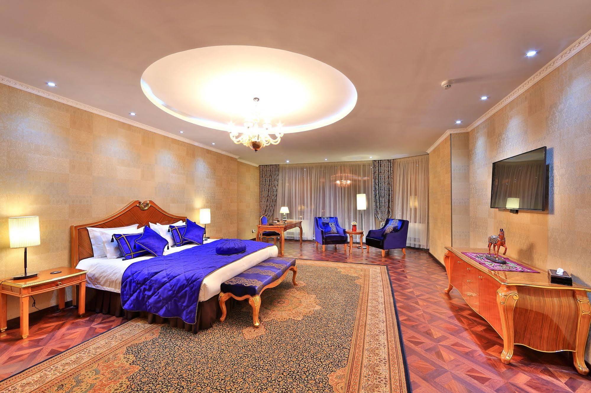 Damas International Hotel Bischkek Exterior foto